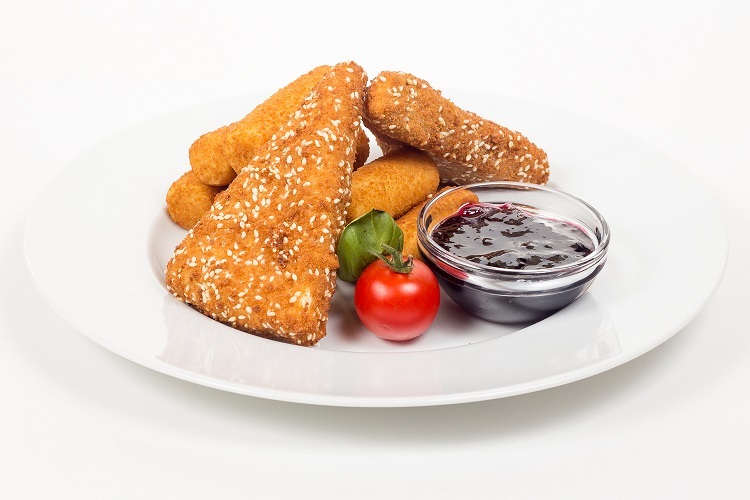 Brie sajt szezámos bundában burgonyakrokettel, erdei gyümölcs dzsemmel