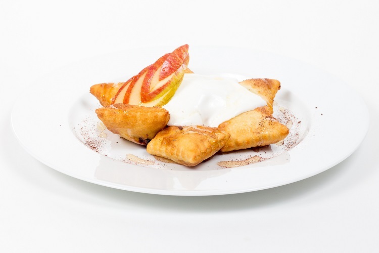 Forró olajban sült túrós derelye, tejföllel mézzel