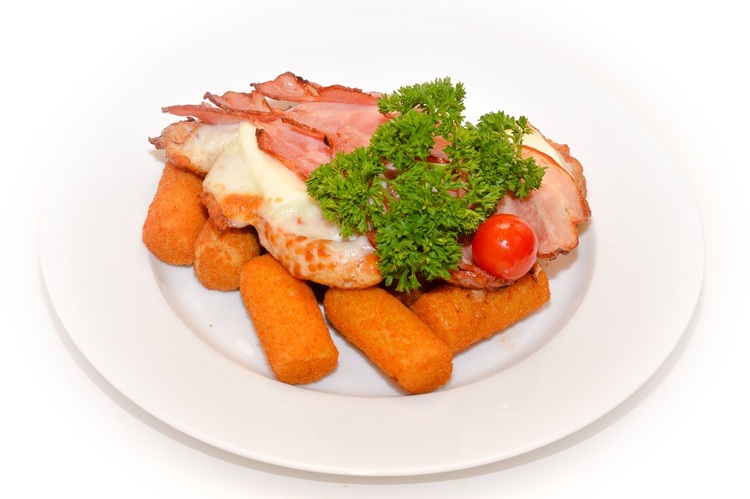 #htmlcaption_604 Kemencében sült csirkemellszelet, feta, mozzarella, bacon szeletekkel burgonyakrokettel