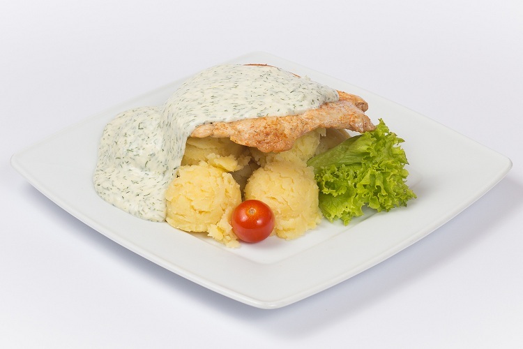 #htmlcaption_452 Csirkemellfilé grillezve kapros júhtúróval, hagymás törtburgonyával