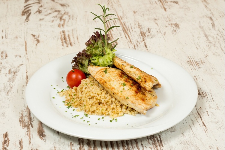 #htmlcaption_741 Rozmaringgal grillezett pulykasteak bulgurral
