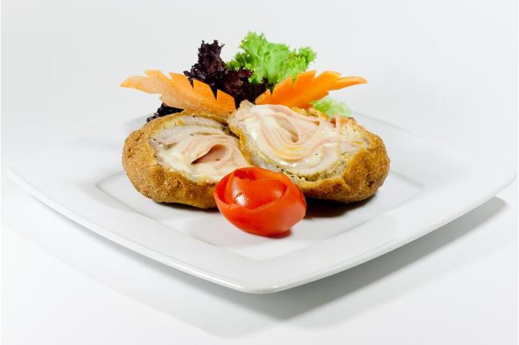 #htmlcaption_862 Füstölt mozzarellával-sonkával töltött csirkemell szelet
