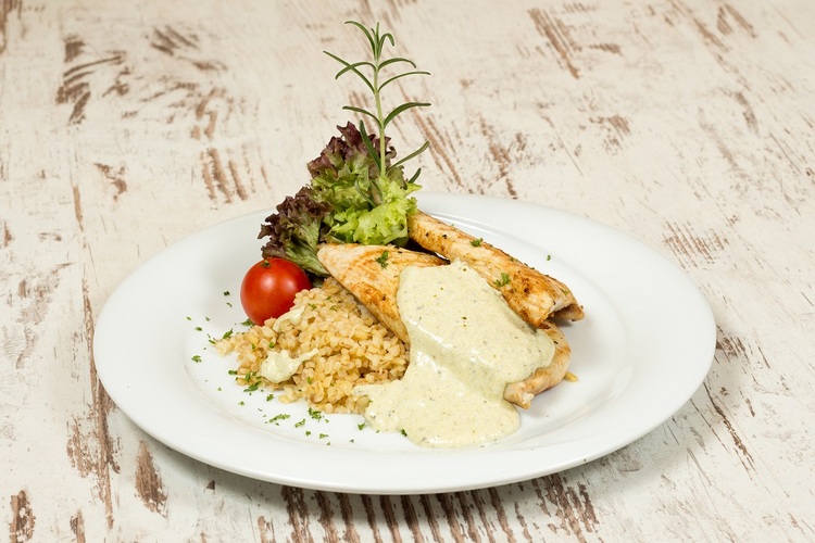 #htmlcaption_863 Grillezett csirkemellsteak, tárkonyos-tejszínmártással bulgurral