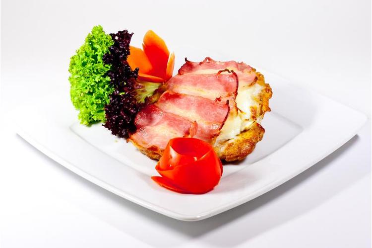 #htmlcaption_788 Kemencében sült csirkemell rásütött feta, mozzarella, baconszeletekkel petrezselymes burgonyával