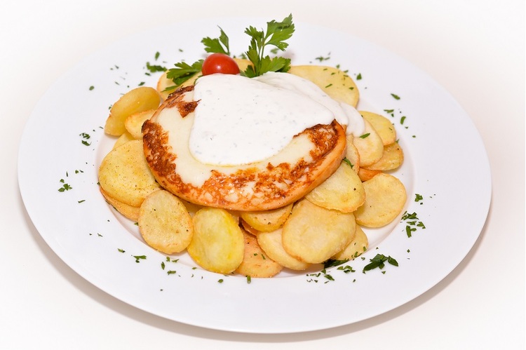 #htmlcaption_494 Grillezett füstölt mozzarella burgonyatalléron, fokhagymás tejföllel