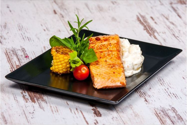 #htmlcaption_810 Fokhagymás petrezselyemben pácolt grill Lazac, 4 sajtos gnocchival