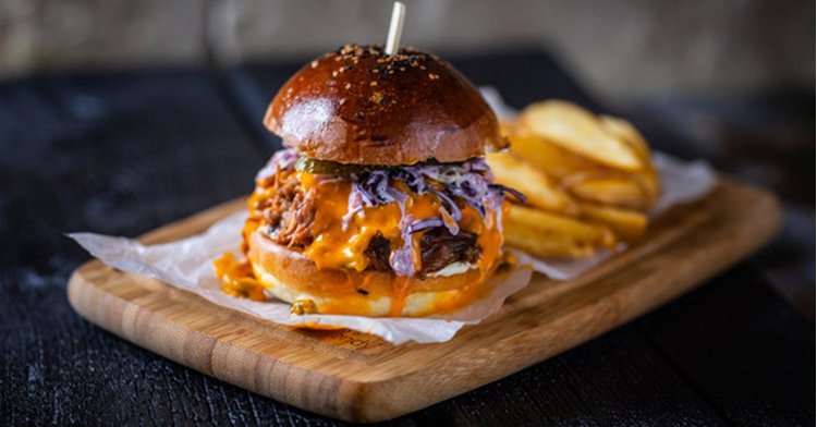 #htmlcaption_922 Pulled Pork szendvics steak hasábburgonyával