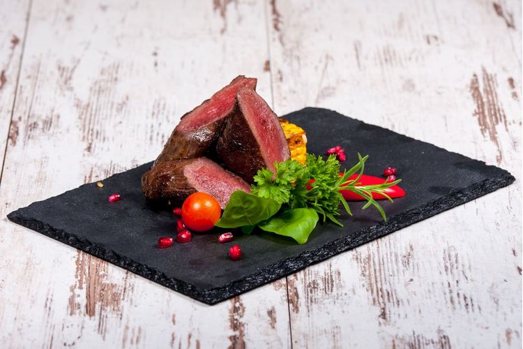 #htmlcaption_926 Roston sült vaddisznó szüz, grillezett zöldségekkel, zöldfüszeres borsmártással