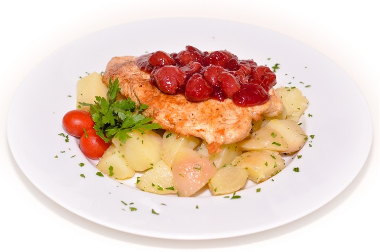 #htmlcaption_858 Vajas jércemellfilé forró meggymártással, petrezselymes burgonyával
