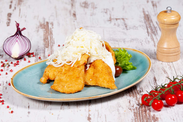 Rántott ...szelet, fokhagymás-tejfölös mártással mozzarella sajttal