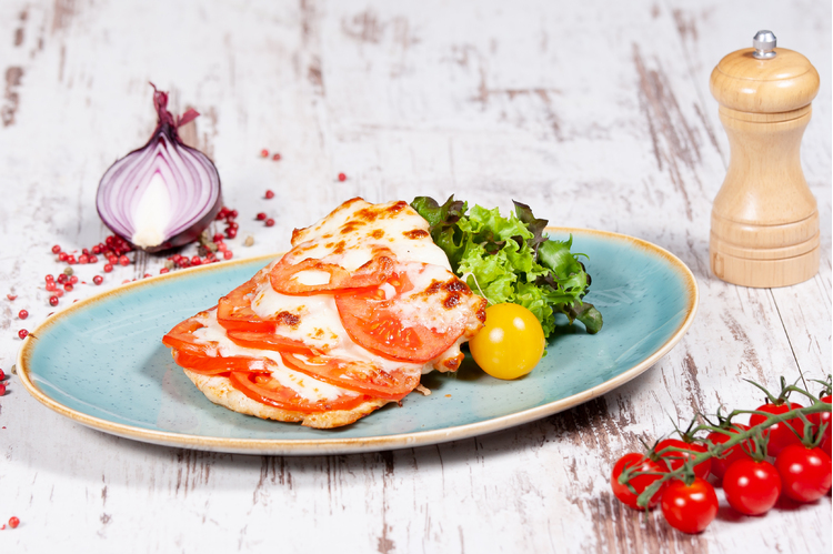 Kemencében sült halszelet paradicsommal, mozzarella sajttal