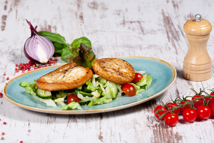 Grillezett füstölt mozzarella, tavaszi salátával