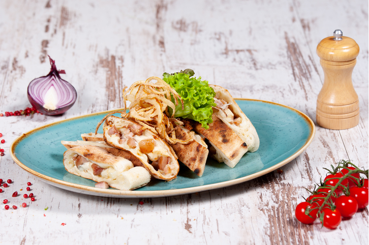 Füstölt csülök pizzatésztában