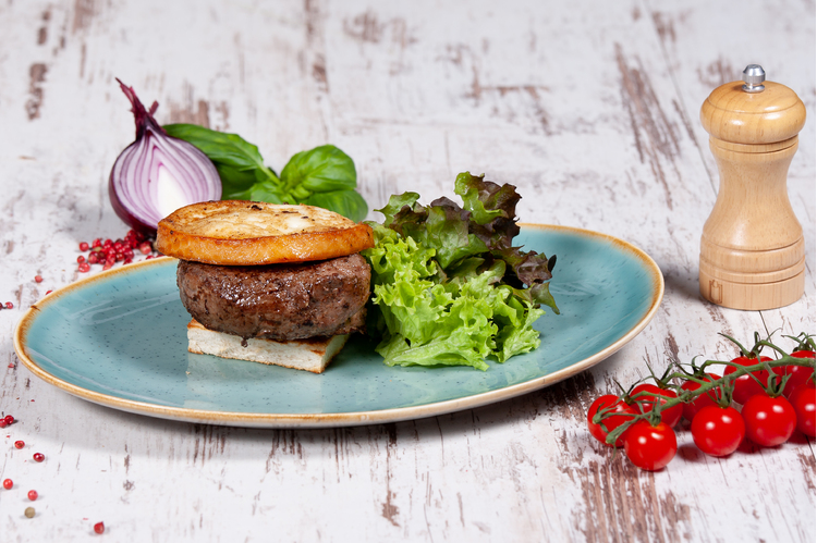 Pácolt bélszínsteak, grillezett füstölt mozzarellával