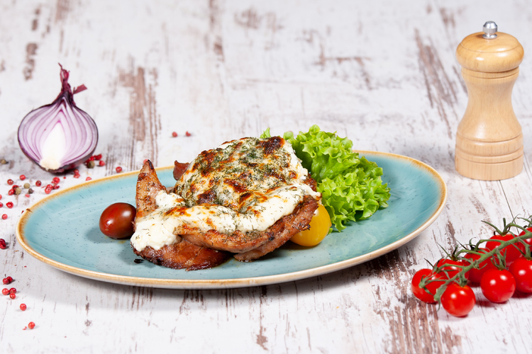 Kemencében sült csülök, kapros juhtúróval