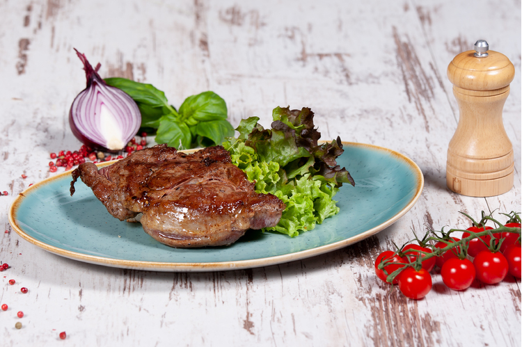 Érlelt Rib-eye steak grillezve, mennyei petrezselymes burgonyával lyoni hagymával