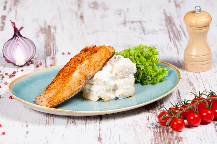 Fokhagymás petrezselyemben pácolt grill Lazac, 4 sajtos gnocchival