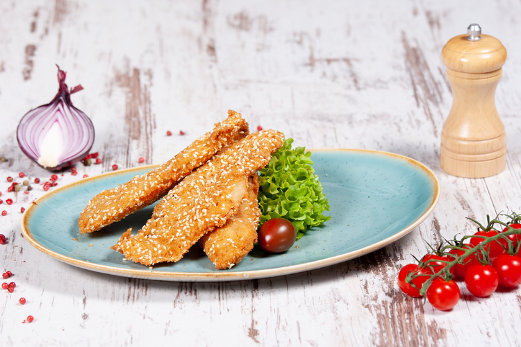 #htmlcaption_1044 Szezámos bundában sült halfilé, tartármártással fűszeres burgonyakorongokkal