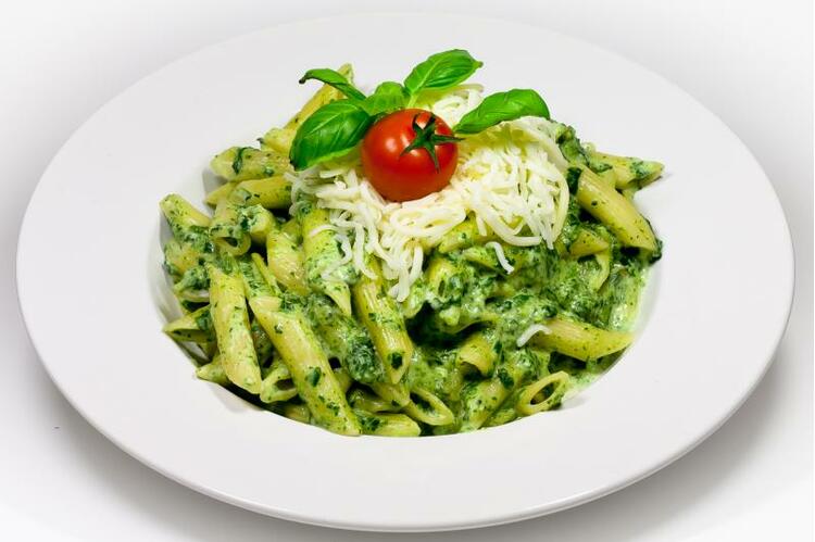 #htmlcaption_1045 Parajos penne (pirított jércemellfilé fokhagymás parajjal, tejszínesen parmezánnal)