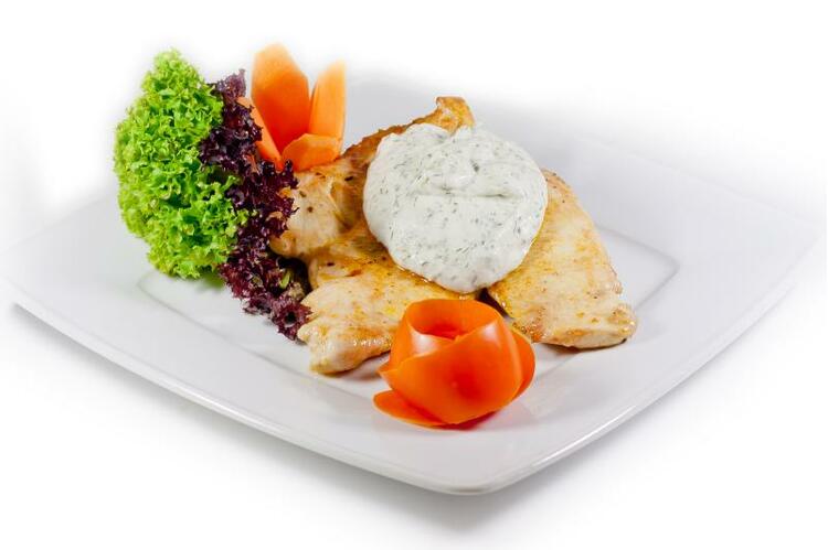 #htmlcaption_1053 Grillezett jércemell cheddar sajtmártással vajas kukoricával