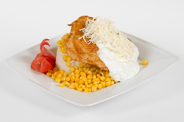 #htmlcaption_1111 Grill csirkemell fokhagymás tejfellel mozzarella sajttal, kukoricás jázmin rizzsel