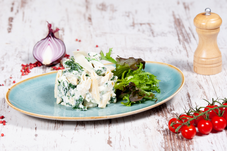 #htmlcaption_1045 Parajos penne (pirított jércemellfilé fokhagymás parajjal, tejszínesen parmezánnal)