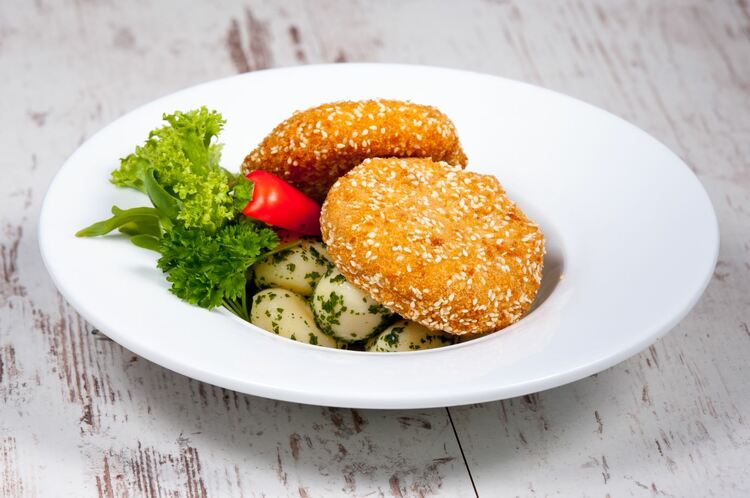 Maasdamer sajt szezámos bundában, olaszos fűszerezésü burgonyával tartármártással