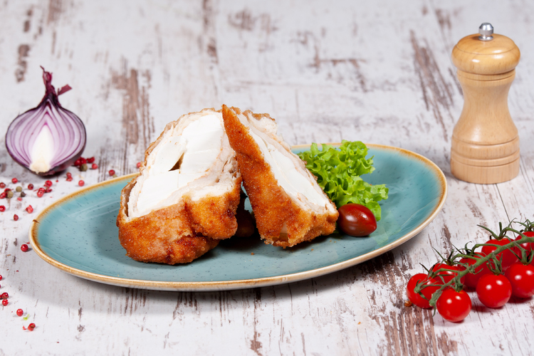 Cheddar sajtos aszaltparadicsommal  töltött jércemellfilé, kukoricás rizzsel