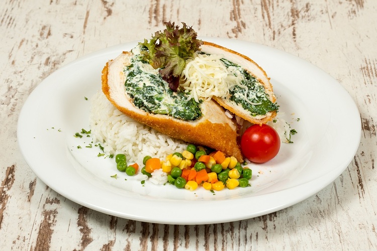 Ricottás-parajjal töltött jércemellfilé, zöldséges jázmin rizzsel