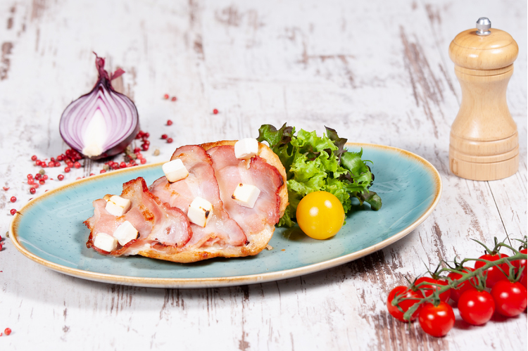 Kemencében sült csirkemellszelet, rásütött feta mozzarella bacon szeletekkel steakburgonyával